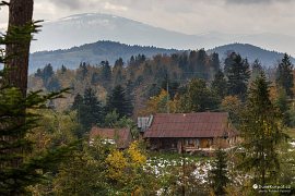 Výhled na mohutnou horu Skrzyczne ve Slezských Beskydech z masivu hory Łamana Skała (2016)