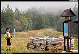 Sadecké Beskydy - turistka u horské chaty Na Przehybie
