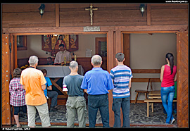 Sadecké Beskydy - konání bohoslužby v kapličce u horské chaty Na Przehybie