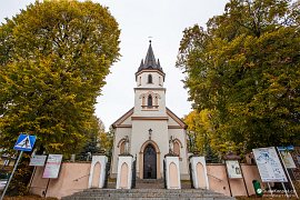 Bílý kostel v obci Biały Kościół na okraji národního parku (2016)