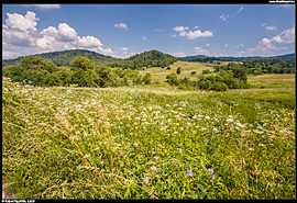 Bieszczady - odlehlá a divoká oblast doliny horního Sanu, pohled od vsi Tarnawa Niżna na Ukrajinu