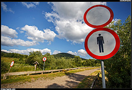 Kousek za obcí Wołosate - mohutné zákazy zabraňující vstup na cestu k hraničnímu přechodu Wołosate-Lubňa (Лубня)