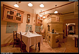 Turistická osada Czorsztyn - historický interiér restaurace