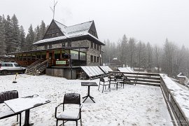 Za krásného počasí bývají z této vyhlídkové terasy dechberoucí pohledy na tatranské velikány (2025)