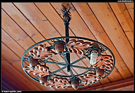 Úsporné žárovky dorazili i do turistické chaty na Turbaczi, v historickém interiéru však vypadají poněkud nepatřičně