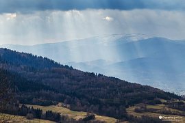 Zasněžená Barania góra ve Slezských Beskydech skrz sluneční paprsky (2022)