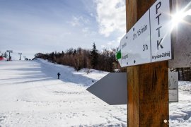 Turistický rozcestník nad chatou PTTK (2024)