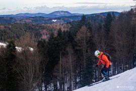 Lyžařské středisko na Javořině, v pozadí hora Lackowa v Nízkých Beskydech (2024)