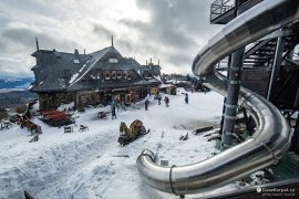 Restaurace Krynicka Koliba a tobogán z vyhlídkové plošiny horní stanice lanovky (2024)