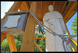 Sadecké Beskydy - dřevěná socha Jana Pavla II. u horské chaty na Javořině Krynické