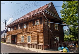 Jurgów - dřevěná budova v sousedství kostela