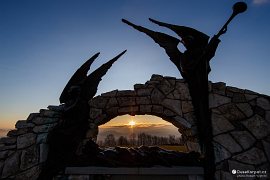 Poslední zastavení Beskydské Golgoty (uložení do hrobu), s vycházejícím slunce v pozadí (2022)