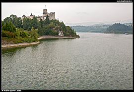 Hrad Niedzica (zamok Niedzica) nad přehradou Čorštýnské jezero (Jezioro Czorsztyńskie)