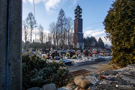 Ohromná zvonice na hřbitově naproti dřevěného kostela (2020)