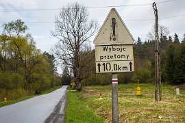 Silnice vysídleným územím do obce Bircza (2017)
