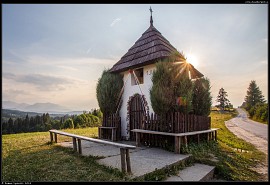 Kaplička v polské pohraniční vesničce Łapszanka (Lapšanka)