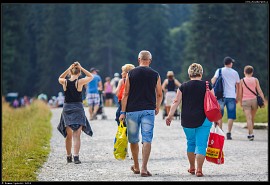 I turisty s igelitkami jde potkat na turistické cestě dolinou Kościeliskou
