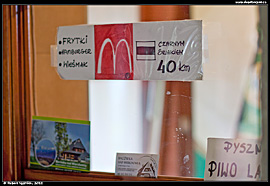 Vzkaz v turistické chatě Nad Wierchomlou, kde upozorňují, že nejbližší hranolky a hamburgery lidé najdou v McDonaldu 40 km po černé trase