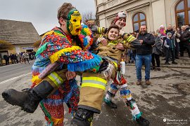 Své koupeli pro zdraví a štěstí se nevyhla ani dobrovolná hasička (2022)
