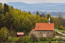 Kostelík v osadě Podzamcze a pohled směrem na Nízké Beskydy (2017)