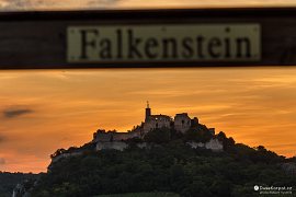 Hrad Falkenstein na pozadí červánků (2020)