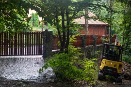 Jedna z rekreačních nemovitostí, viditelné je silné zabezpečení několika ohradníky proti medvědům (2024)