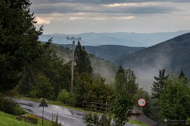 Výhled ze sedla Pasul Balvanyos, v pozadí hlavní hřeben Vrančských hor mezi vrcholy Înzapezitu Mare a Muntele Arisoaia (2024)
