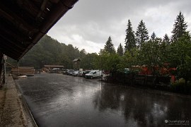 Silný déšť na parkovišti před hotelem v sedle Pasul Balvanyos (2024)