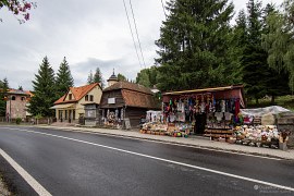 Hlavní ulice s prodejnou suvenýrů (2024)