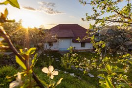 Casa cu fântână v zapadajícím slunci (2025)