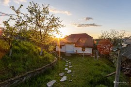 Casa cu fântână v zapadajícím slunci (2025)