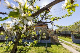 Casa cu fântână pohledem z ulice (2025)