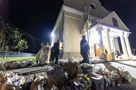 Věřící se vydávají za knězem na procesí kolem kostela, který se třikrát obejde (2025)