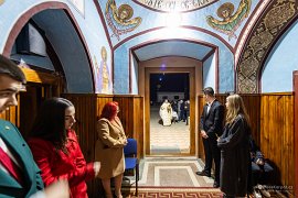 Během obcházení kostela se vždy zastaví při pohledu na oltář (2025)