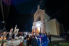 Shromáždění věřících před řeckokatolickým kostelem (2025)