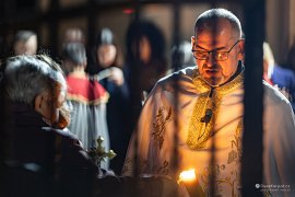 Postupně všem zapaluje svíčky (2025)