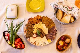 Zde při slavnostní nedělní hostině (2025)