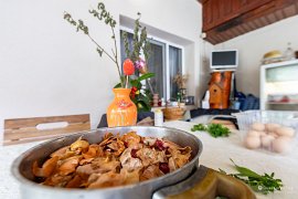 Uvařená barvící lázeň z cibulových slupek (2025)