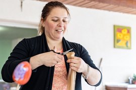 Paní Cristina stříhá silonku (2025)