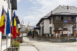 Kulturní dům (Cămin cultural) s vyřezávanými dřevěnými prvky v tradičním maramurešském stylu (2025)