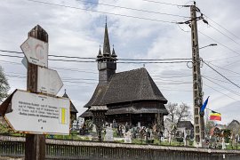 Kostel sv. Mikuláše a turistický rozcestník (2025)