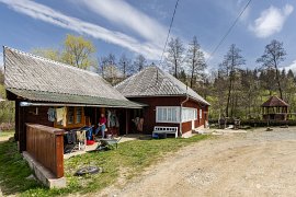 Vesnický dům se zachovanou říční pračkou (2025)