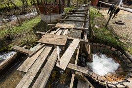 Zde přívod vody funguje zároveň jako mlýnský náhon (2025)