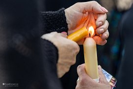 Lidé si zapalují svíčky (2025)