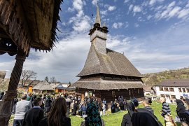 Liturgie na Velký pátek sloužená za krásného počasí venku před kostelem (2025)