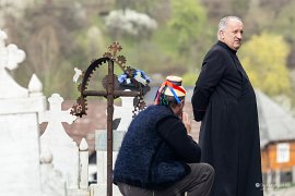 I pan kněz (pop) se připravuje na liturgii (2025)