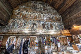 Poslední úpravy svátečního oděvu pod nádhernými freskami (2025)