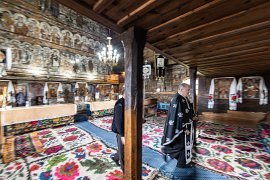 A opět za lidmi, kteří čekají před kostelem (2025)