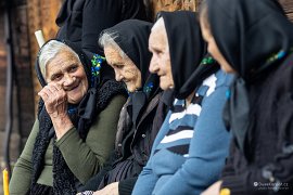 Maramurešské babičky v družném hovoru (2025)