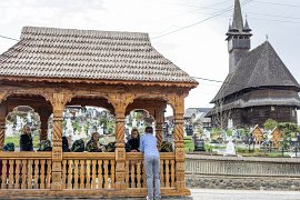 Děti před kostelem čekají na nácvik zpěvu (2025)